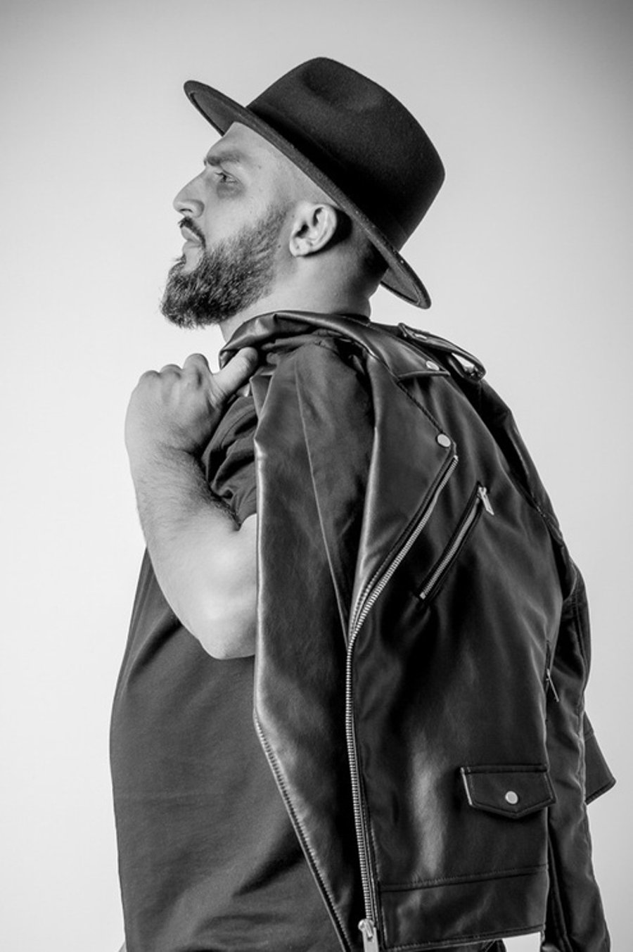 Retrato de un integrante de Cosa de Dos con sombrero